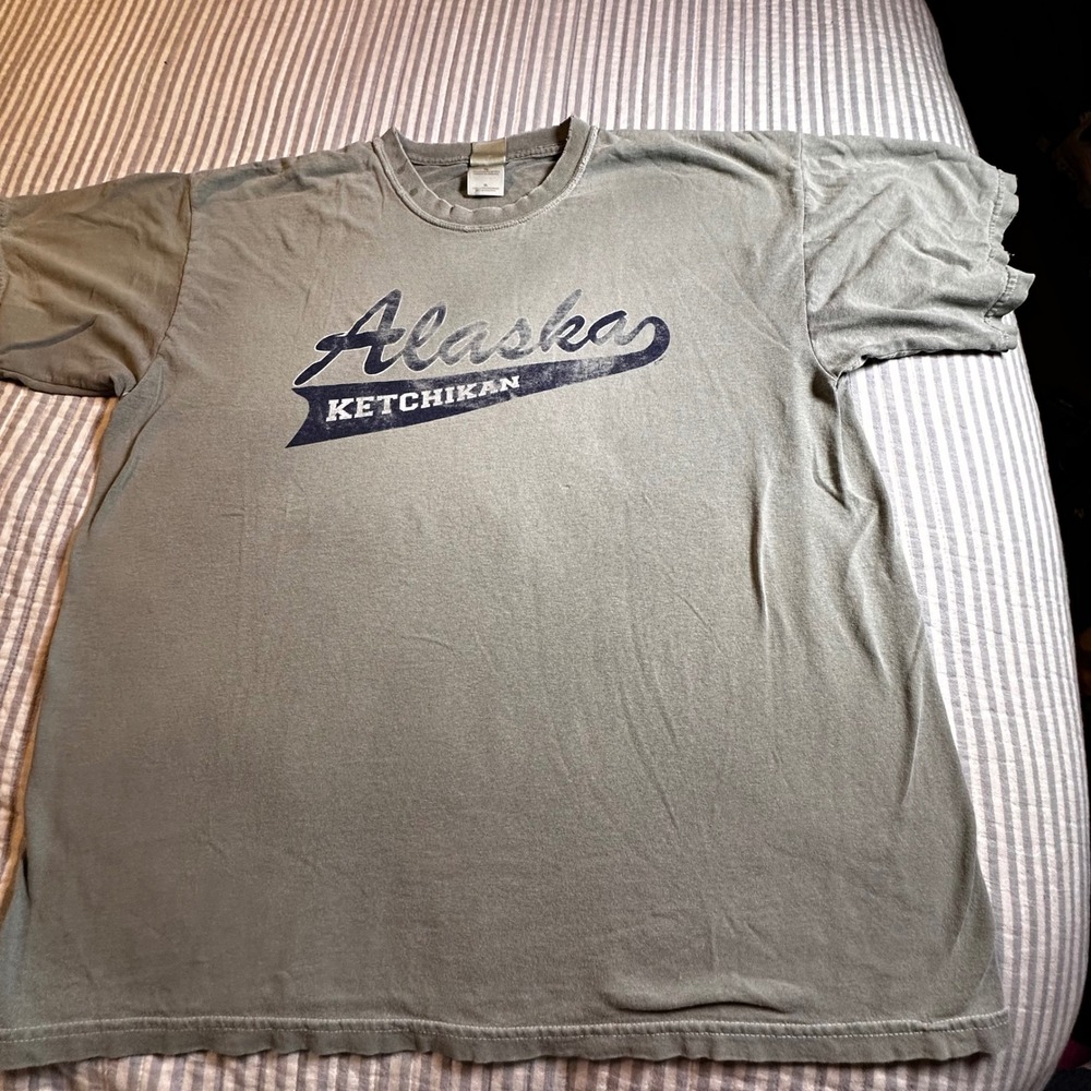 Gildan Heavy Cotton Alaska Ketchikan T-Shirt Mens XL Gray Souvenir Distressed